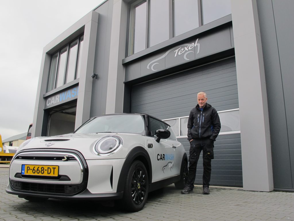 Autowassen op een eiland; het kan bij Carwash Texel in Den Burg