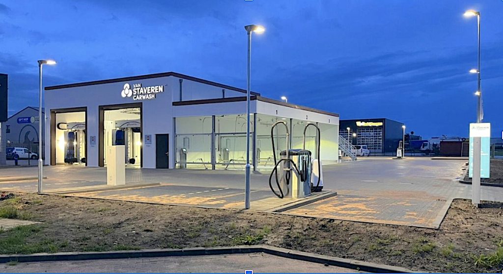 Van Staveren gaat alle dertien Blue Carwash vestigingen dat het heeft vernieuwen naar Van Staveren Carwash. De vernieuwingsoperatie vindt plaats in juni. Inmiddels is de eerste wasstraat al ‘om’: de onbemande carwash aan het Marsdiep op Urk kreeg van binnen en buiten een complete make-over en biedt nu twee wasstraten en vier wasboxen.